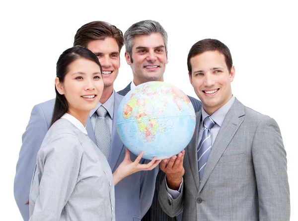 Porträt eines multiethnischen Geschäftsmannes, der einen Globus in der Hand hält — Stockfoto