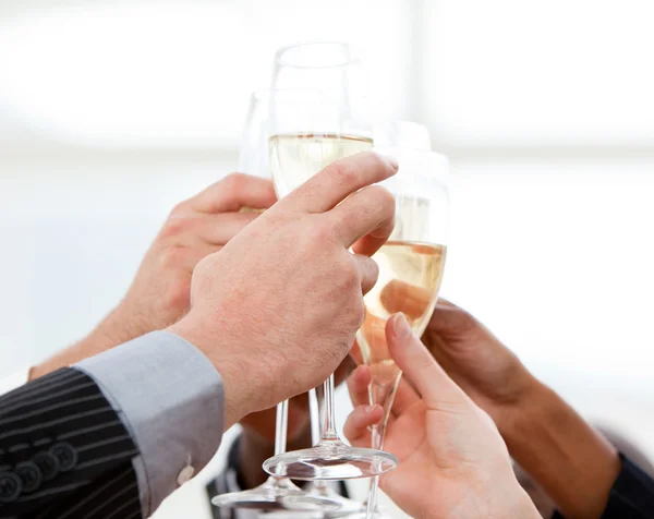 Närbild av affärsmän som firar en händelse med champagne — Stockfoto