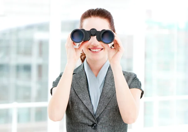 Bastante mujer de negocios usando prismáticos —  Fotos de Stock