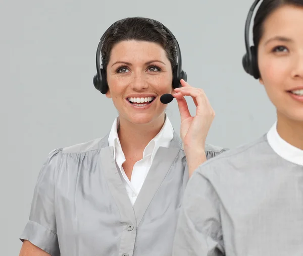 Dos agentes de servicio al cliente con auriculares —  Fotos de Stock
