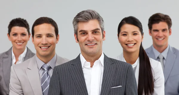 Multi-ethnisches Business-Team steht zusammen — Stockfoto
