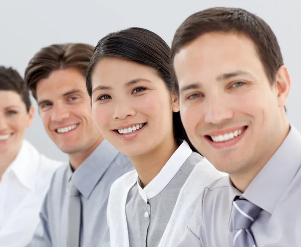 Grupo de negocios multiétnicos sonriendo a la cámara —  Fotos de Stock