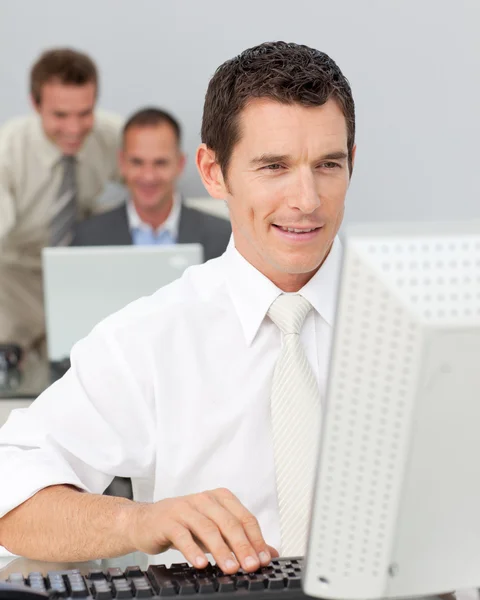 Affärsman som arbetar med en dator på kontoret — Stockfoto