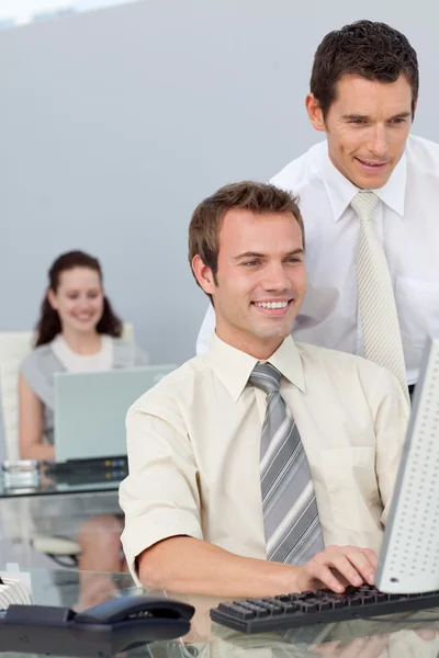 Bir şirket bir bilgisayar ile birlikte çalışan iş adamları — Stok fotoğraf