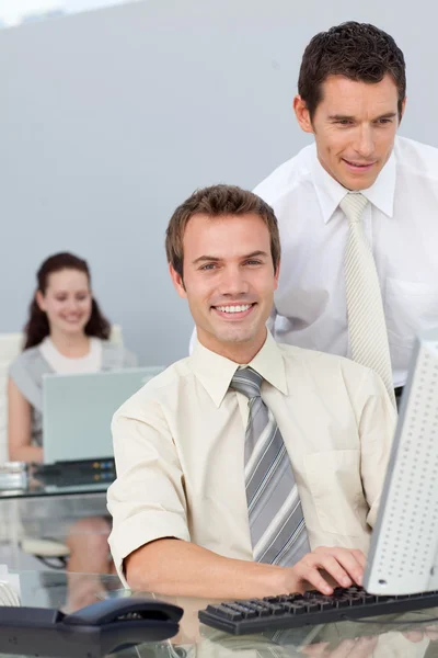 Empresarios trabajando juntos con una computadora — Foto de Stock