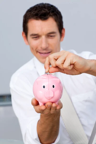Empresario ahorrando dinero en una hucha — Foto de Stock