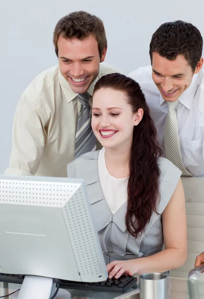 Empresarios ayudando a su colega con un ordenador —  Fotos de Stock