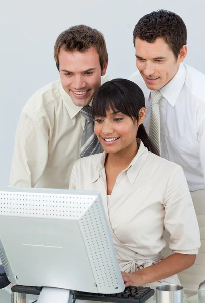 Geschäftsleute und ethnische Geschäftsfrau arbeiten mit einem Computer — Stockfoto