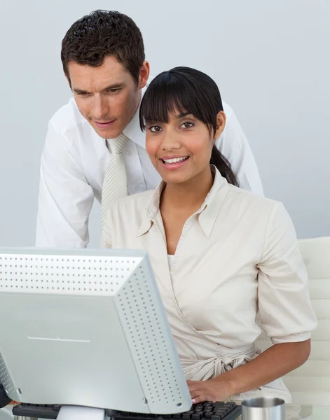 Smiling Afro-American businesswoman with her colleague in the of — Stock Photo, Image