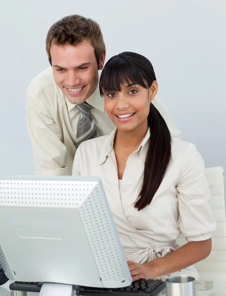 Atractivos colegas de negocios utilizando un ordenador portátil — Foto de Stock