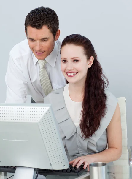 Onun meslektaşı ile bir bilgisayar kullanarak iş kadını — Stok fotoğraf