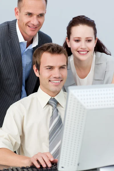 Bir bilgisayar ile birlikte çalışan iş takım — Stok fotoğraf