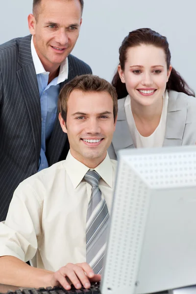 Empresário trabalhando com seus colegas com um computador — Fotografia de Stock