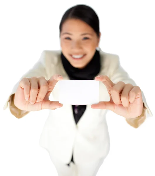 Jovem empresária feliz mostrando um cartão branco — Fotografia de Stock