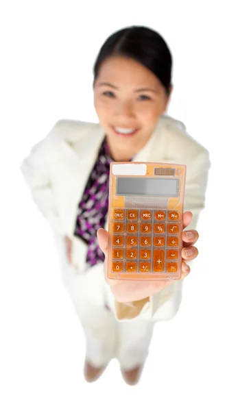 Uśmiechnięta młoda kobieta trzyma kalkulator — Zdjęcie stockowe