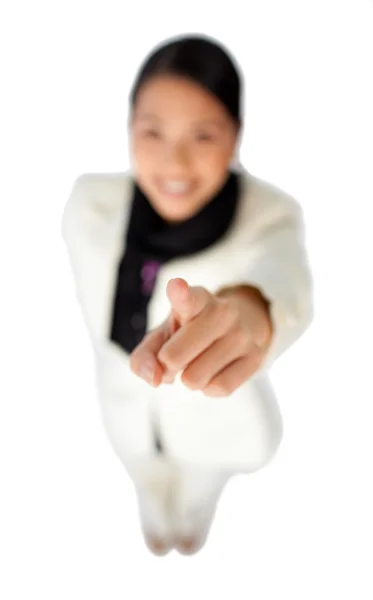 Jeune femme d'affaires asiatique pointant vers la caméra — Photo