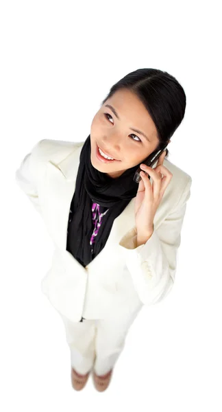 Посміхаючись приваблива бізнес-леді по телефону — стокове фото