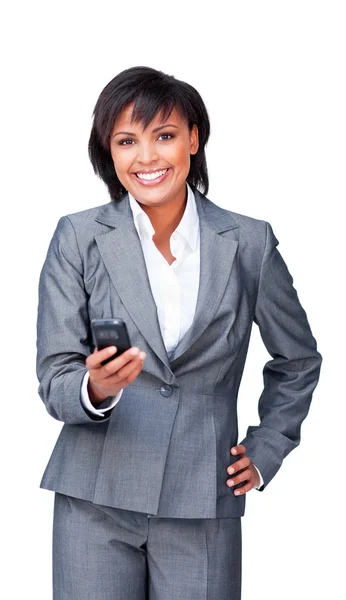 Aantrekkelijke zakenvrouw glimlachen naar de camera tijdens het verzenden van een t — Stockfoto