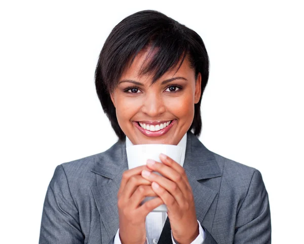Молода бізнес-леді п'є чашку чаю — стокове фото