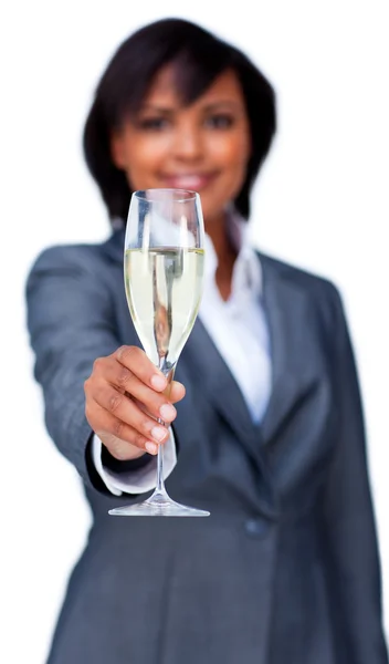 Hispanic zakenvrouw roosteren met champagne — Stockfoto