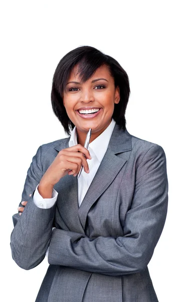 Mujer de negocios sonriente sosteniendo una pluma — Foto de Stock
