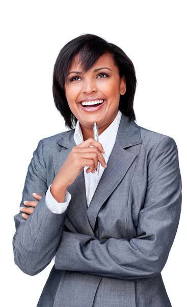 Mujer de negocios hispana sonriente sosteniendo una pluma — Foto de Stock