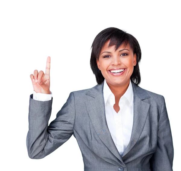 Бізнес-леді, вказуючи вгору посміхаючись в камеру — стокове фото