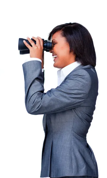 Glimlachende zakenvrouw op zoek door middel van verrekijkers — Stockfoto