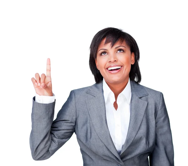 Lächelnde Geschäftsfrau zeigt nach oben — Stockfoto