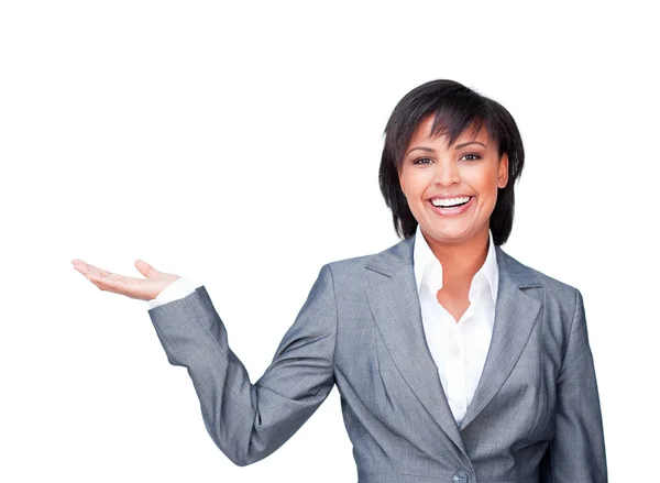 Junge Geschäftsfrau mit offener Handfläche lächelt in die Kamera — Stockfoto