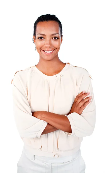 Mujer de negocios afroamericana sonriente con los brazos cruzados — Foto de Stock