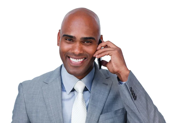 Empresário afro-americano sorridente ao telefone — Fotografia de Stock
