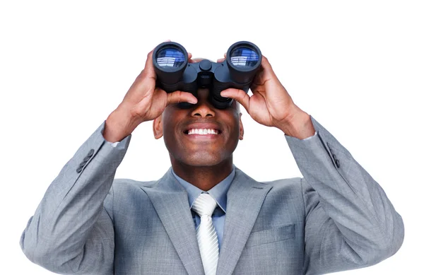 Empresário sorridente olhando através de binóculos — Fotografia de Stock