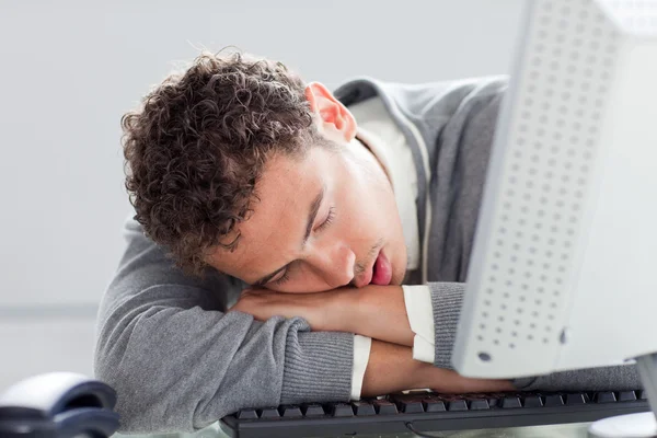 彼の机で寝ている青年実業家 — ストック写真