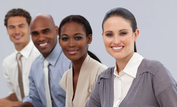 Multiethnisches Business-Team sitzt in einer Reihe — Stockfoto