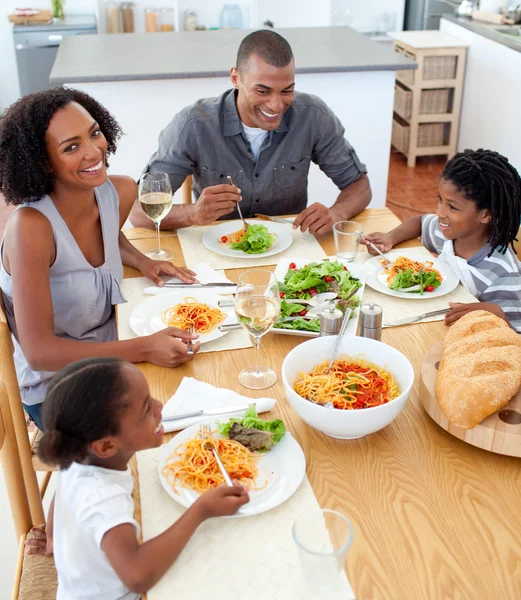 Szczęśliwa rodzina jadalni razem — Zdjęcie stockowe