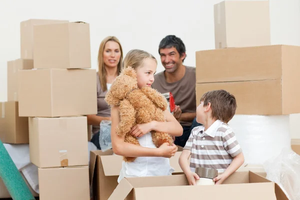 Familia desembalaje cajas después de mudarse en —  Fotos de Stock
