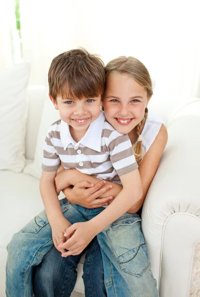 Leuk meisje haar broertje knuffelen — Stockfoto