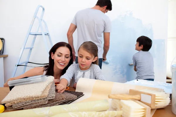 Family decorating their new home — Stock Photo, Image