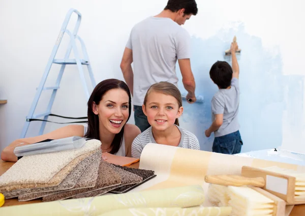 Une famille heureuse en train de construire sa nouvelle maison — Photo