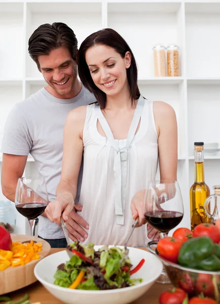 Ritratto di una coppia sorridente che cucina — Foto Stock