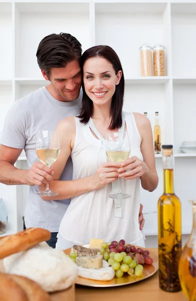 Yemek ve şarap ile toasting gülümseyen bir çift portresi — Stok fotoğraf