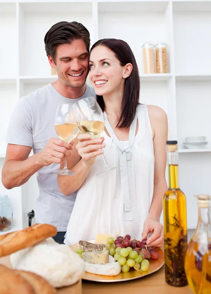 Amantes brindar com vinho e cozinhar — Fotografia de Stock