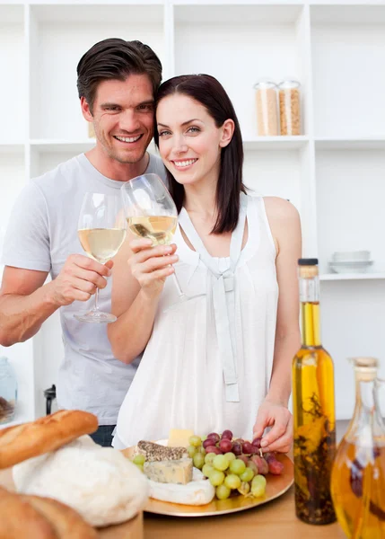 Ευτυχισμένο ζευγάρι ψήσιμο με κρασί — Φωτογραφία Αρχείου