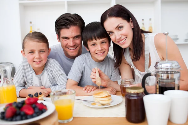 Famiglia che fa colazione sana insieme — Foto Stock