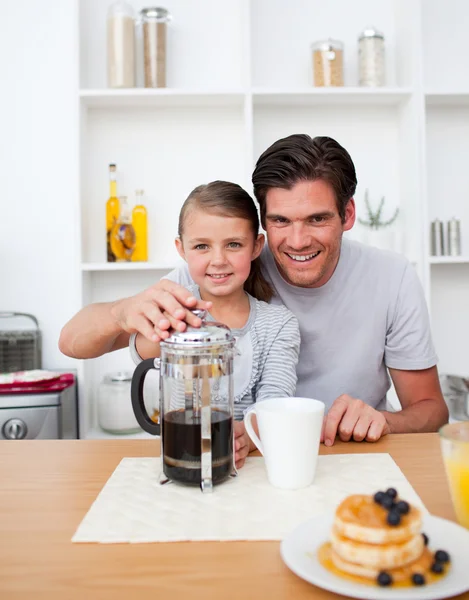 Menina bonito tomando café da manhã com seu pai — Fotografia de Stock