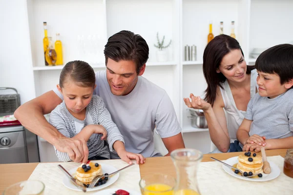 Junge Familie frühstückt gemeinsam — Stockfoto