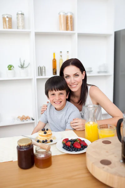 Portréja egy anya és fia reggelizik — Stock Fotó
