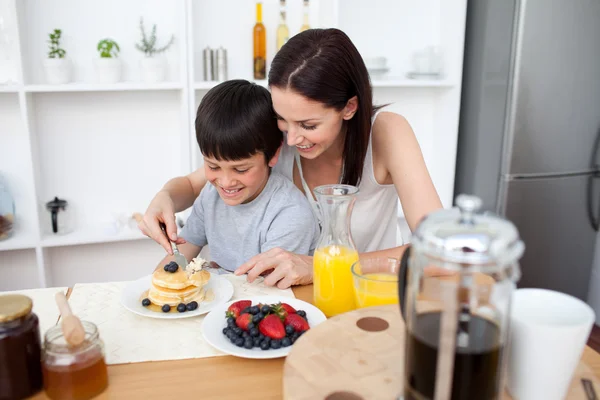 小さな男の子の母親と一緒に朝食を持っています。 — ストック写真