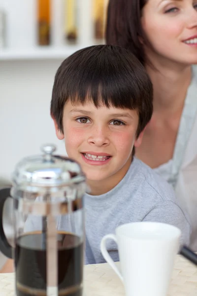 Portret van een kleine jongen bij het ontbijt — Stockfoto